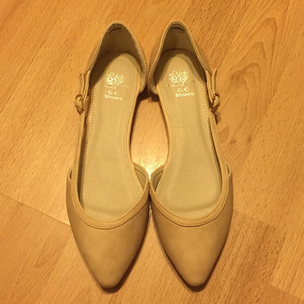 G.C. Shoes / Beige Pointed-Toe Flats / 7